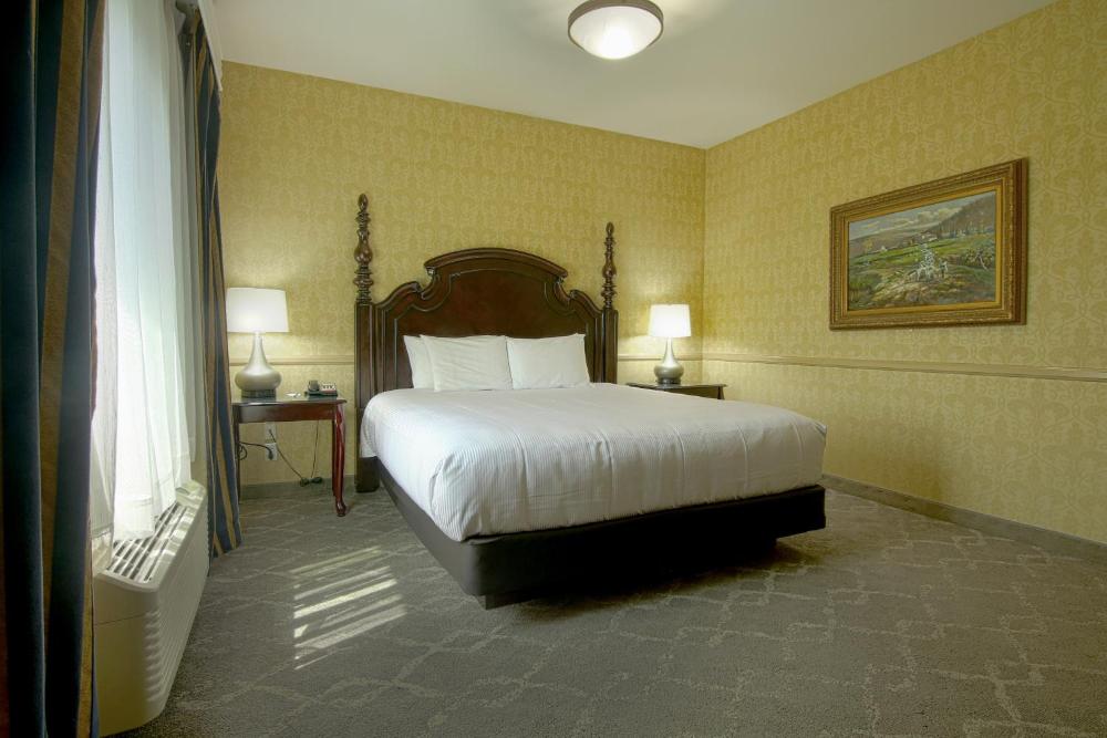 One-Bedroom King Suite - Non-Smoking