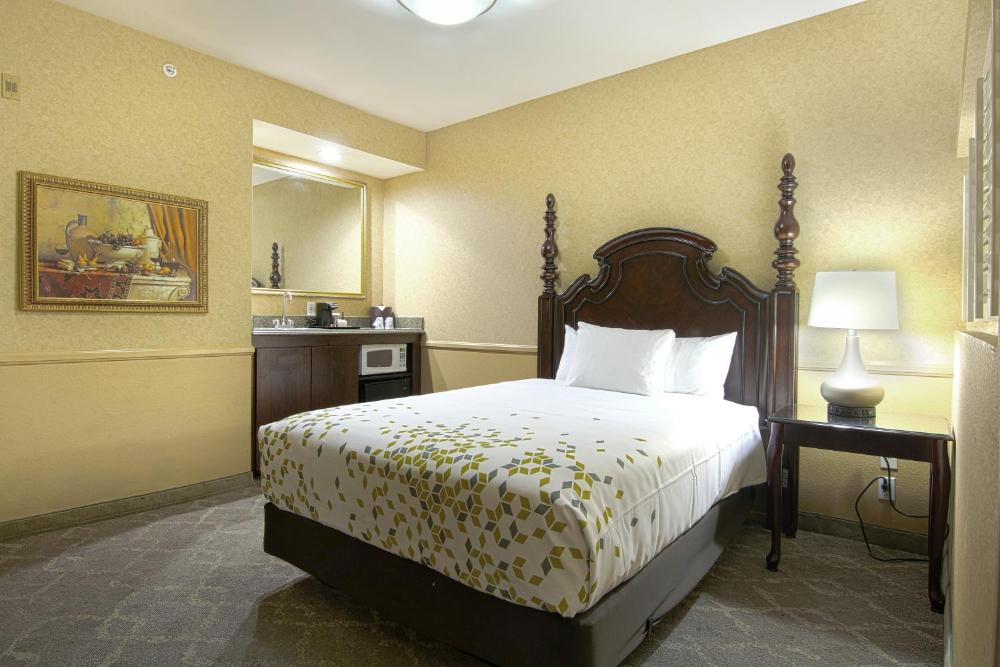 Room with Two Queen Beds - Non-Smoking
